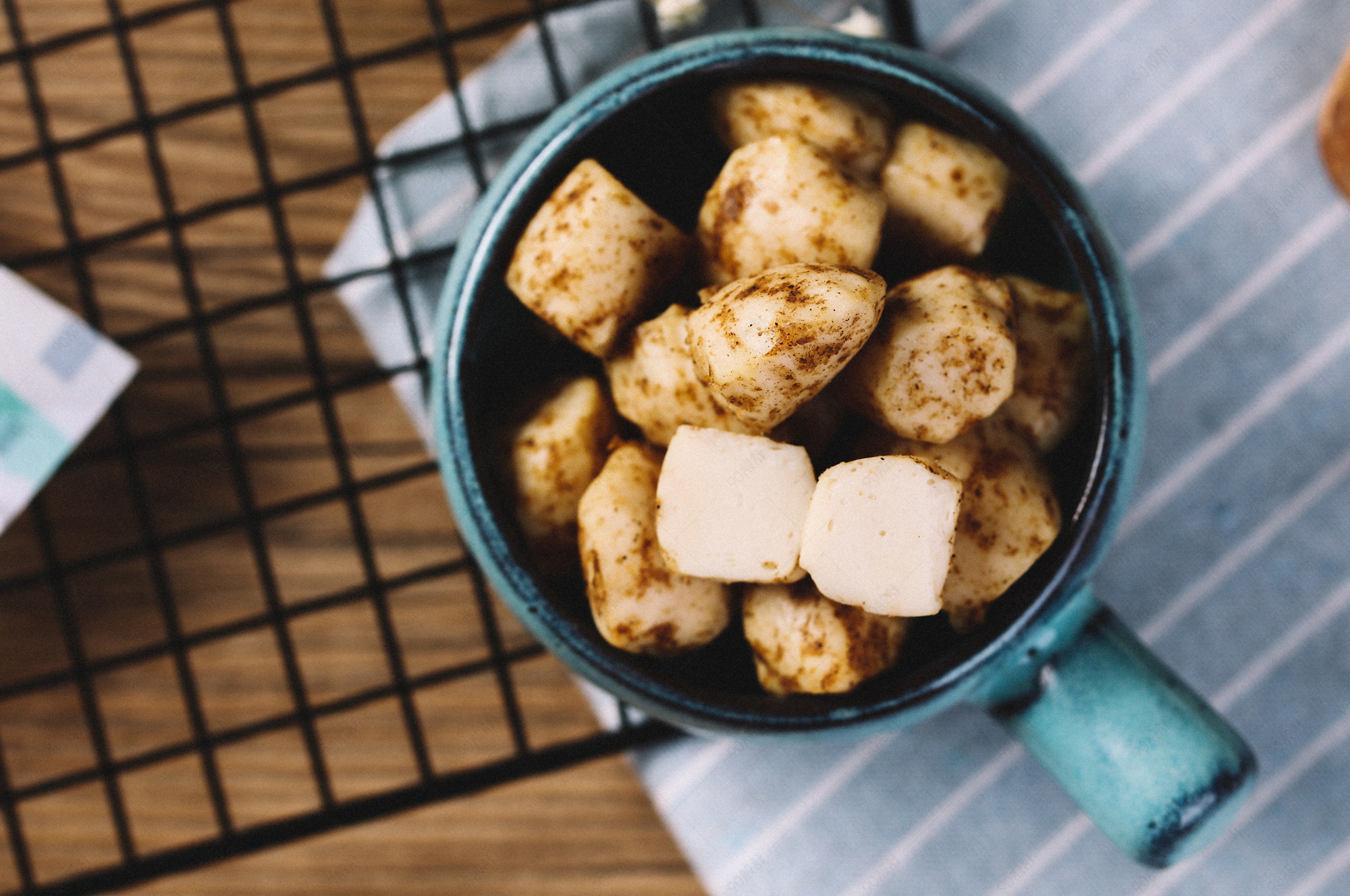 鳕鱼小丸子即食零食俯拍摄影图