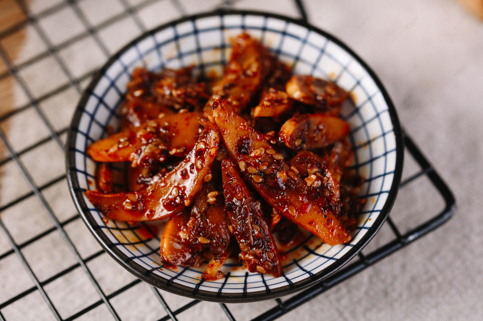 牛板筋麻辣肉质摆拍美食摄影图