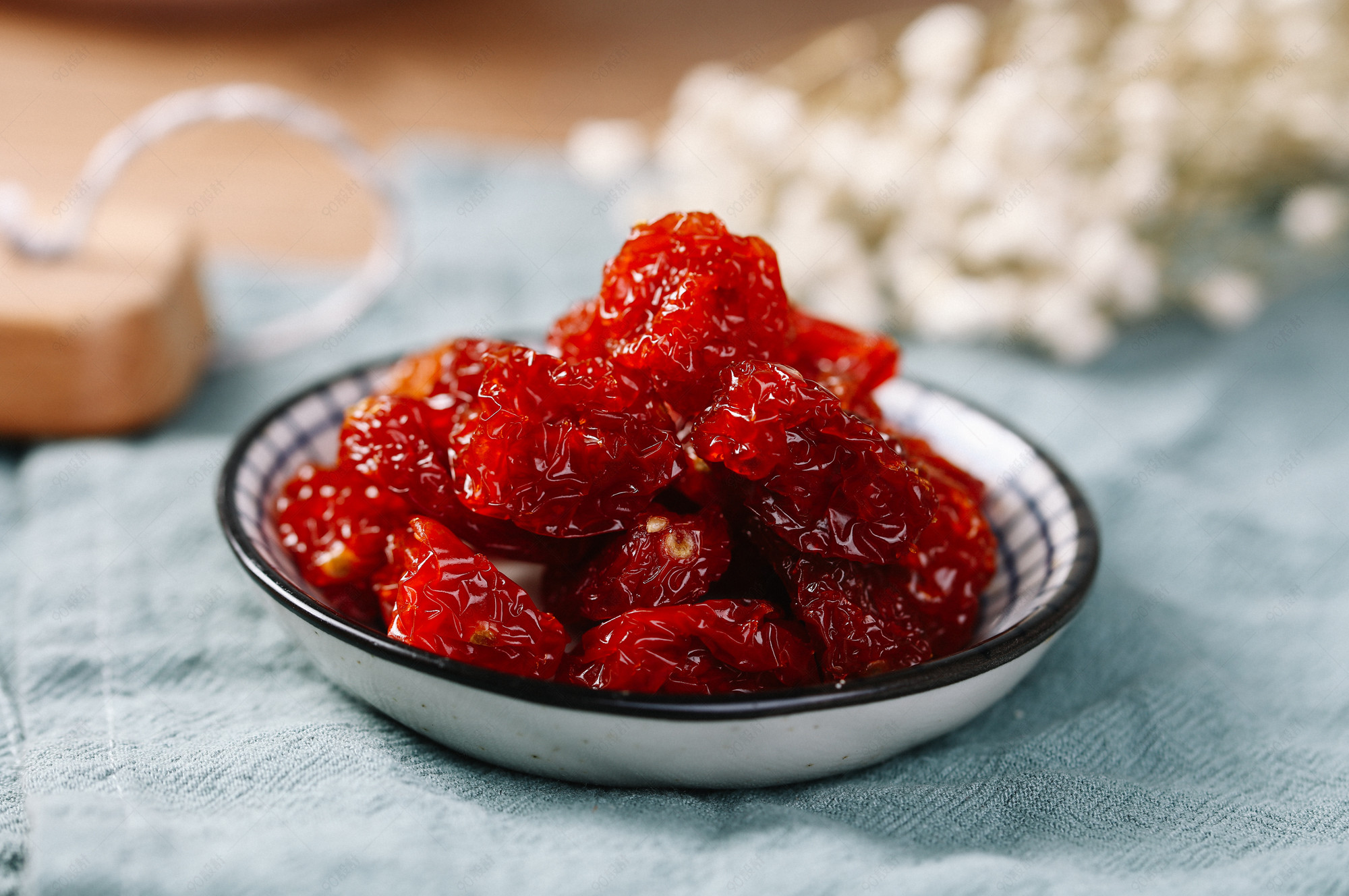 酸甜圣女果水果干侧拍摆拍摄影图