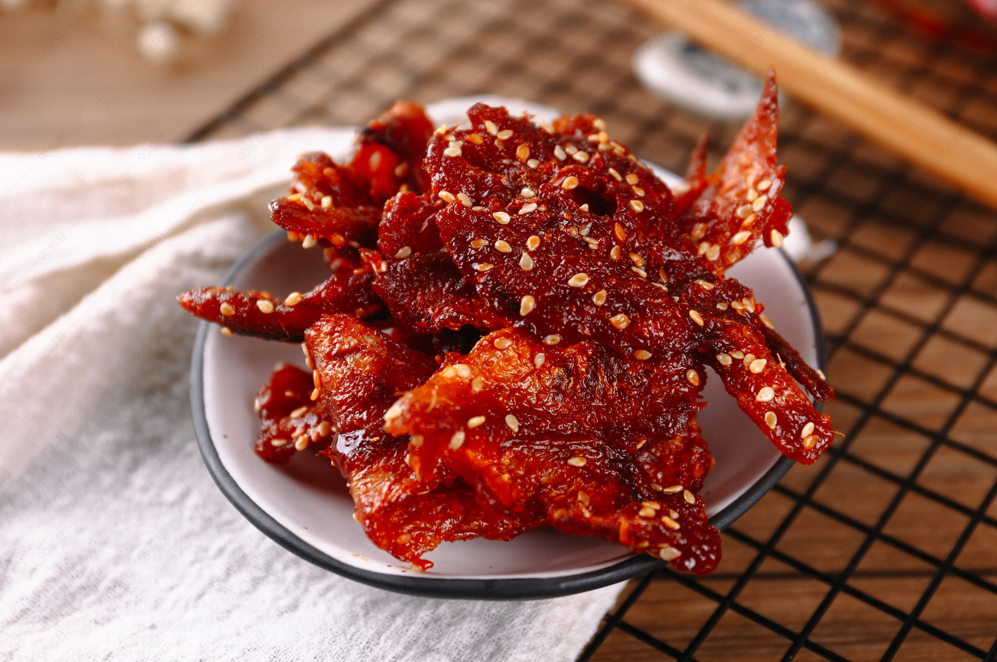 红娘鱼鱼干香辣麻辣超辣零食摆拍摄影图