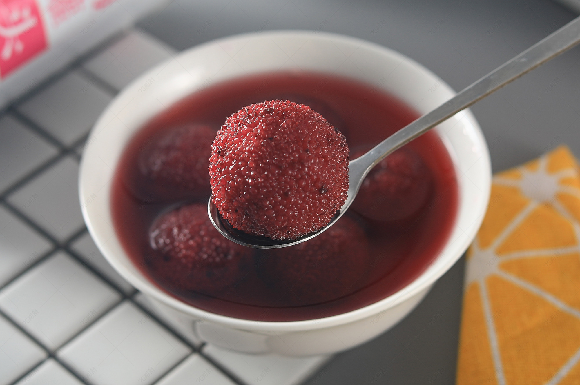 杨梅罐头俯视细节摄影图