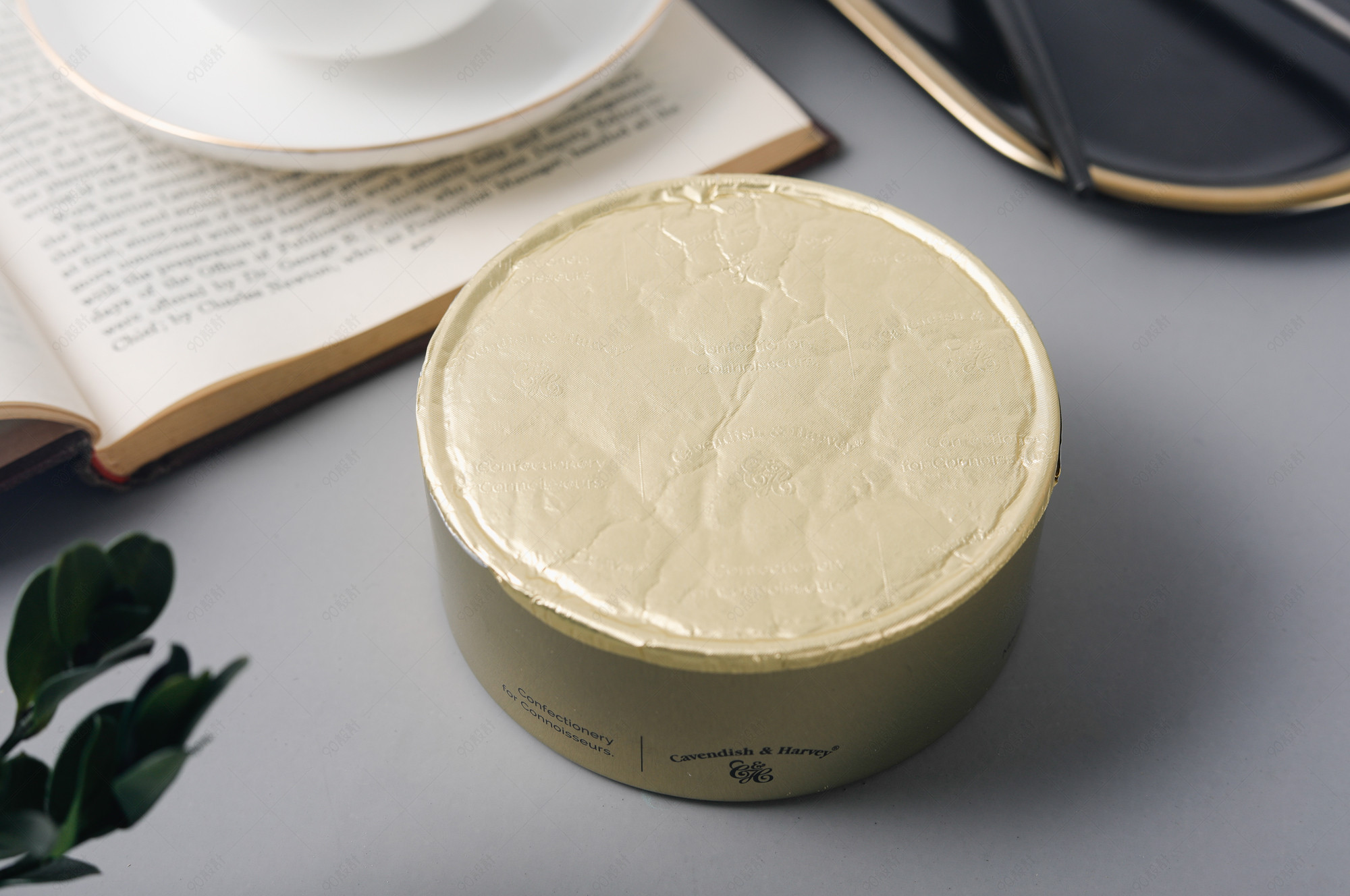 罐头包装盒子摆拍摄影图