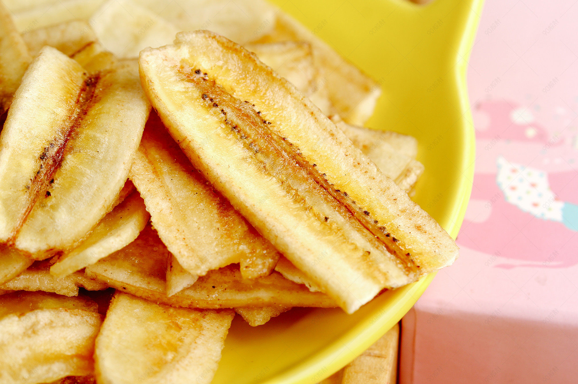 香蕉干零食细节摆拍摄影图