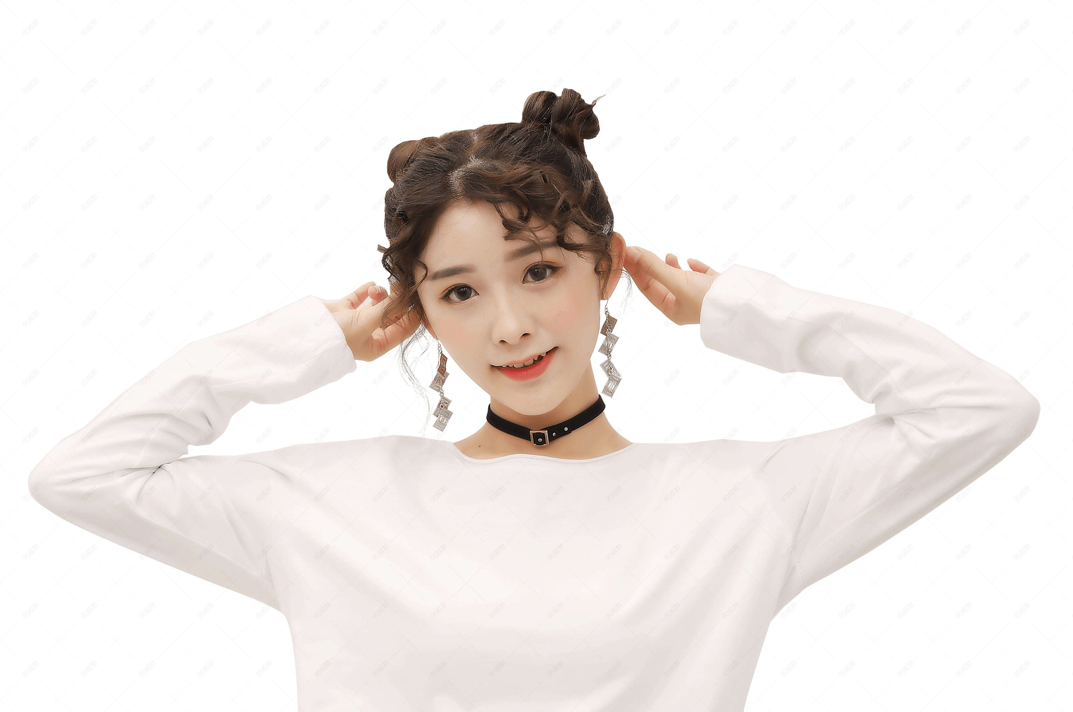 扎丸子头做鬼脸的可爱少女