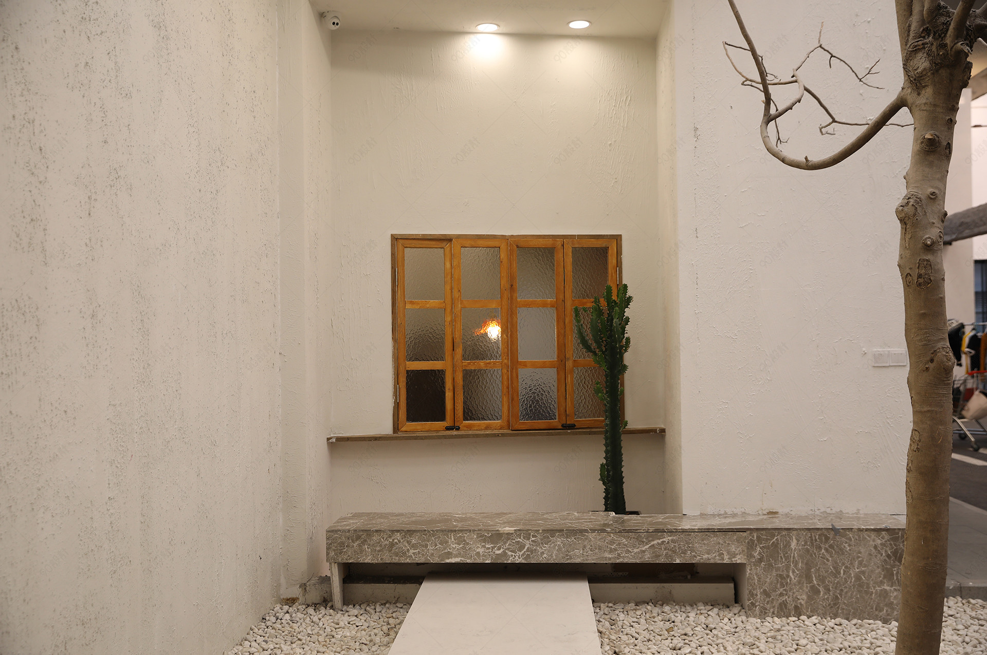 现代古风艺术文艺窗格服装摄影场景图【免抠背景】-90设计网