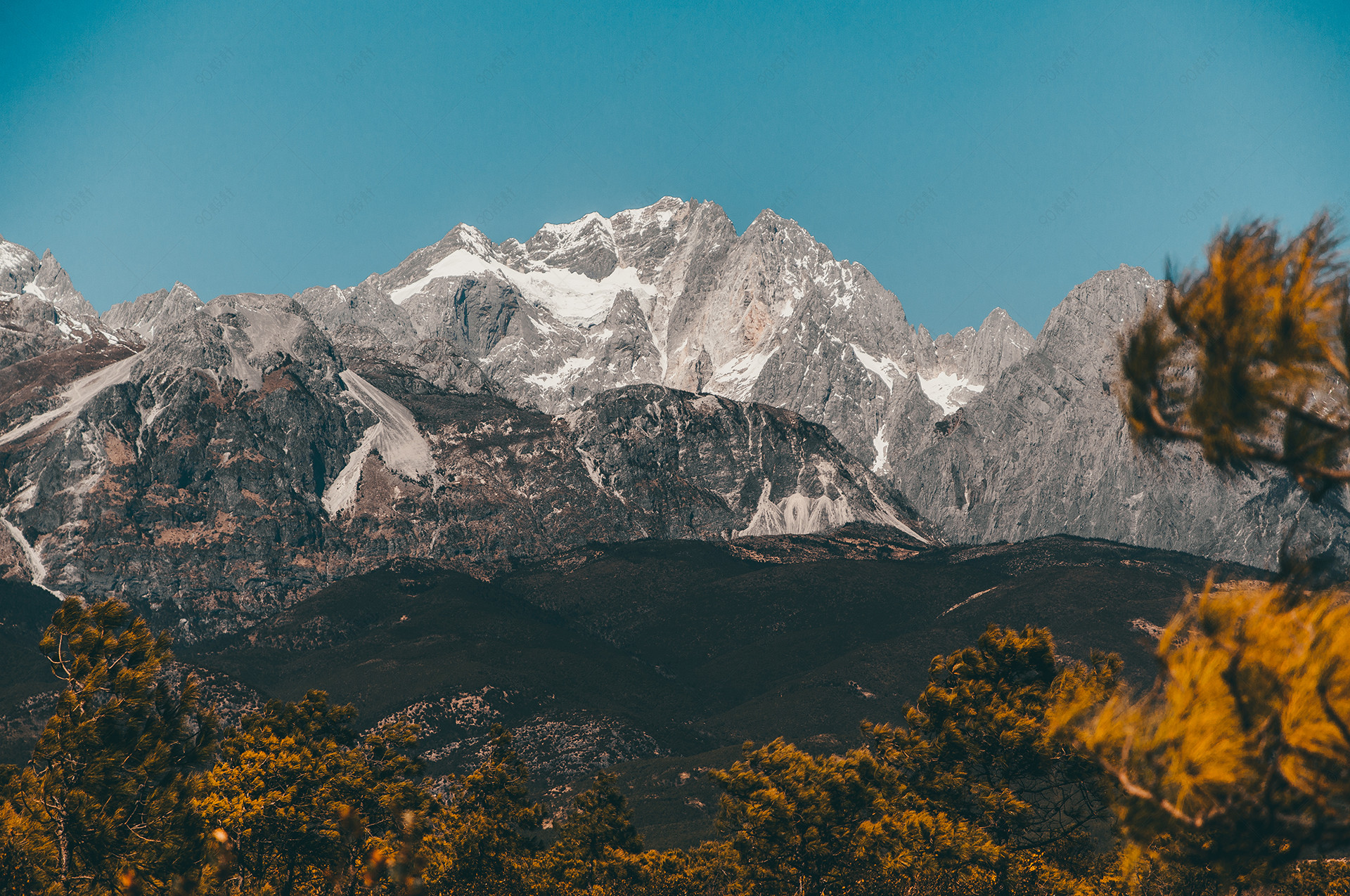 晴天的玉龙雪山远景风光摄影