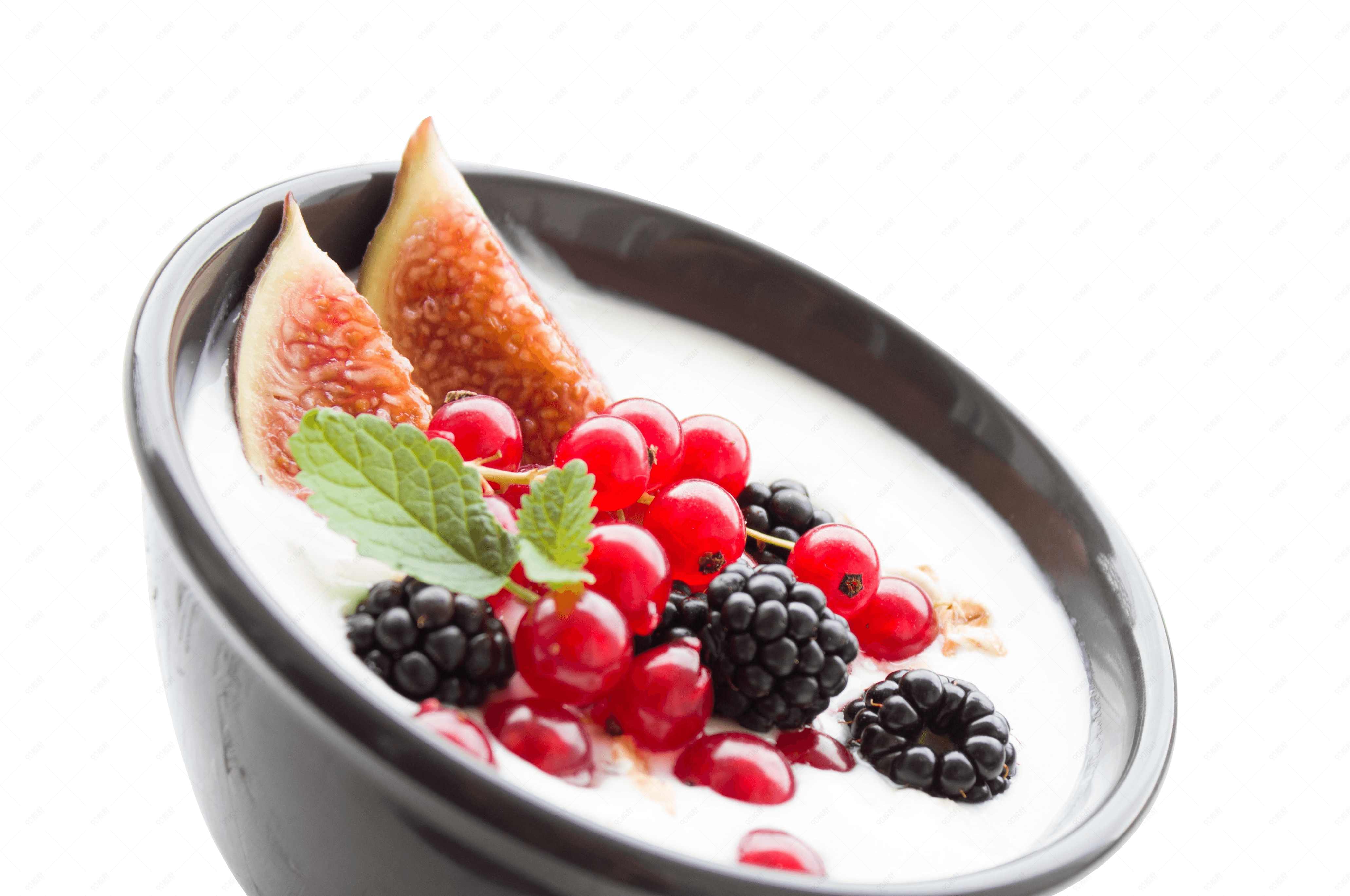 装在瓷碗里的水果牛奶