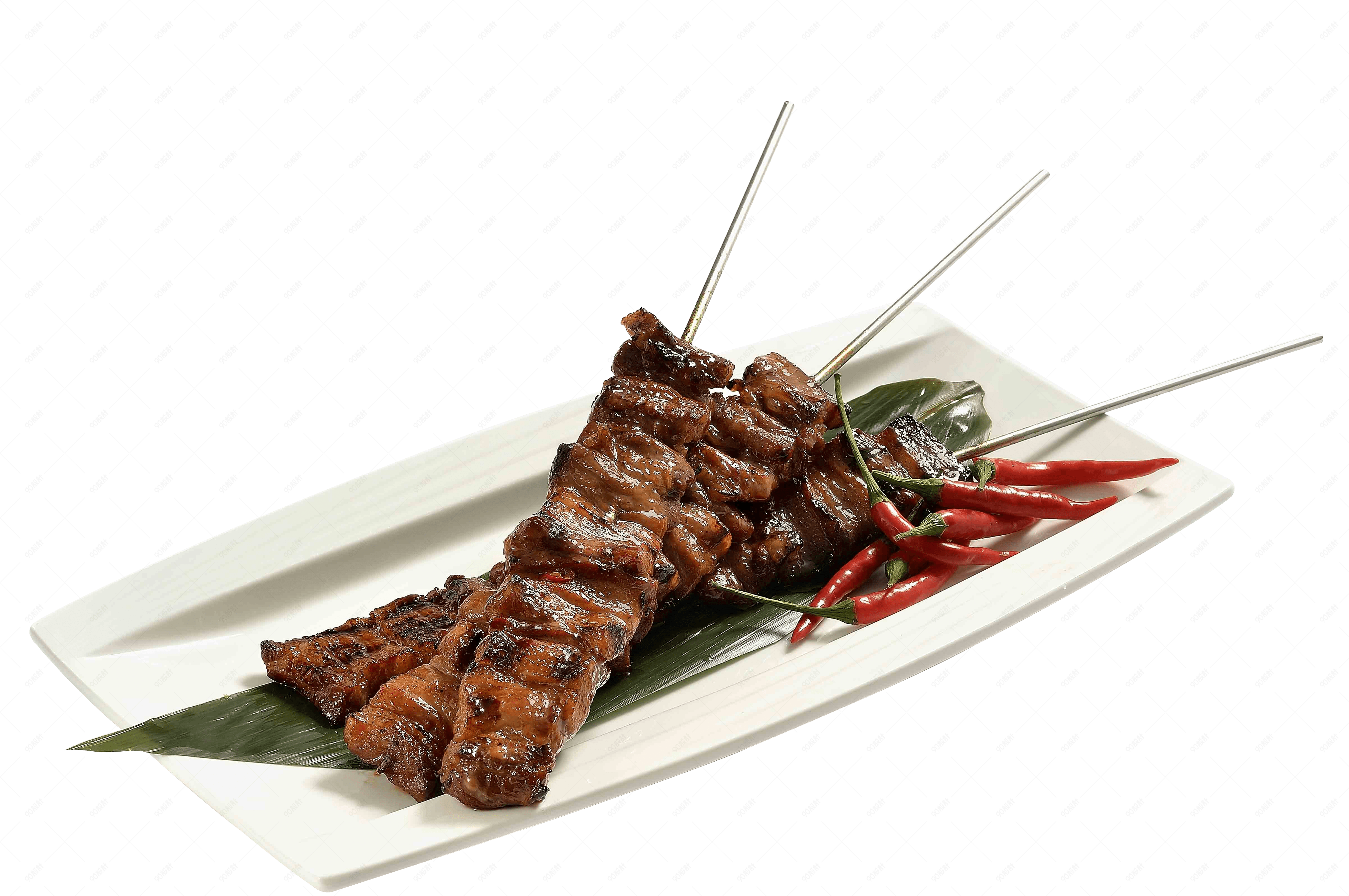白色瓷盘里的烤串烧烤