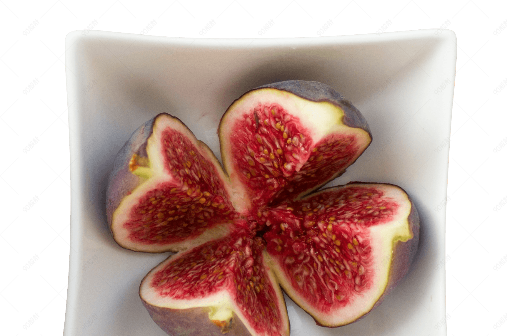 方形瓷盘里切开无花果